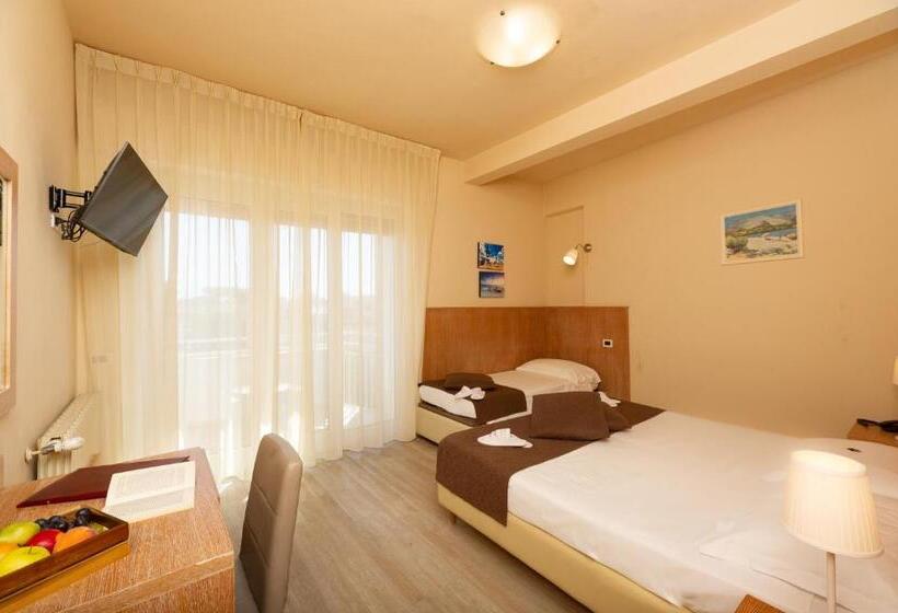 חדר סטנדרט לשלושה, Nuova Sabrina