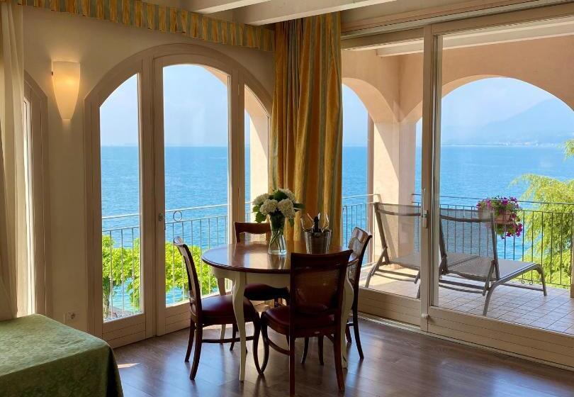 جناح مطل على البحيرة, Pai