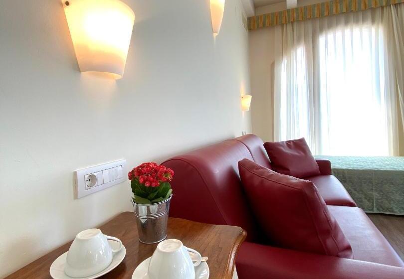 جناح مطل على البحيرة, Pai