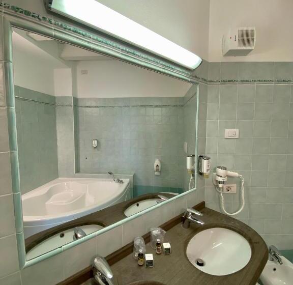 جناح مطل على البحيرة, Pai