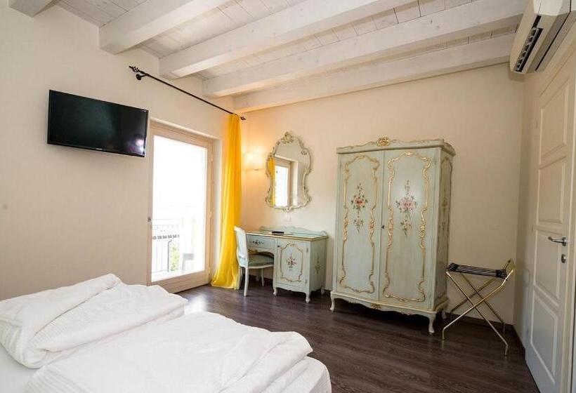 جناح مطل على البحيرة, Pai