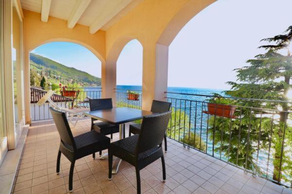 جناح مطل على البحيرة, Pai