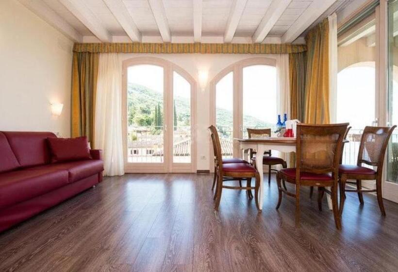 جناح مطل على البحيرة, Pai