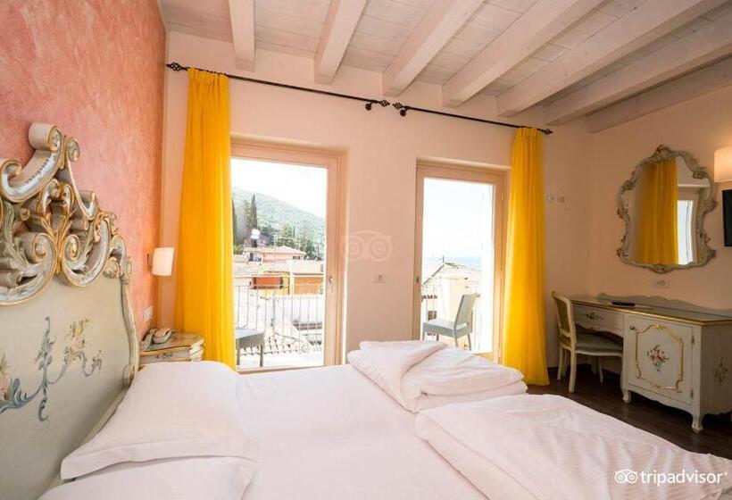 جناح مزود بتراس, Pai