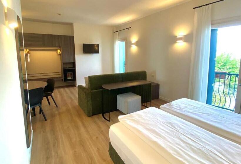 جناح جونيور, Pai