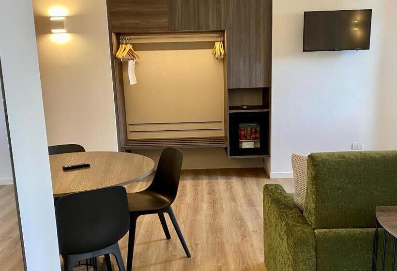 جناح جونيور, Pai