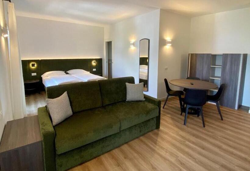 جناح جونيور, Pai