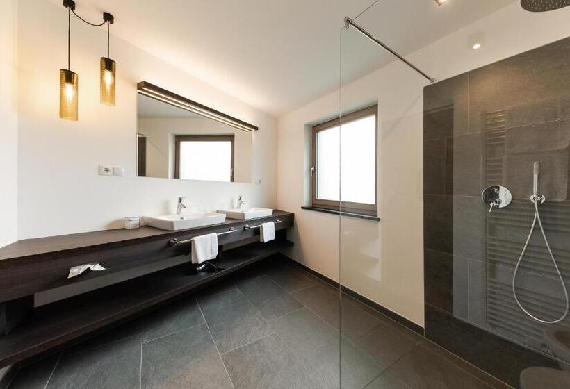 Pokój Deluxe Trzyosobowy, Oliven & Genusshotel Hirzer