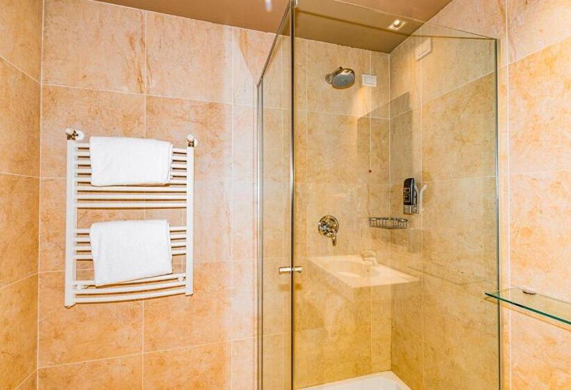 غرفة قياسية, One Hotel & Restaurant