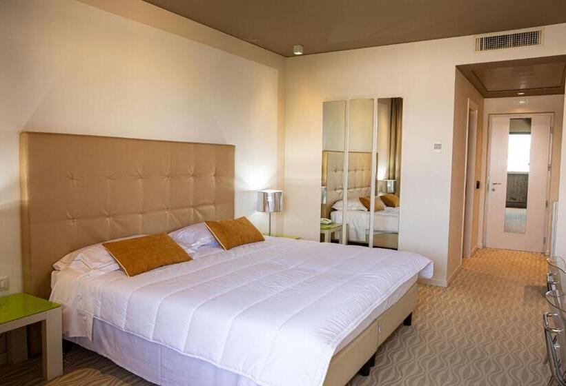 غرفة قياسية, One Hotel & Restaurant