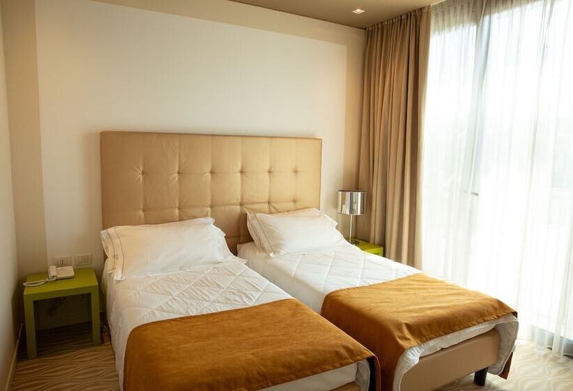 غرفة قياسية, One Hotel & Restaurant