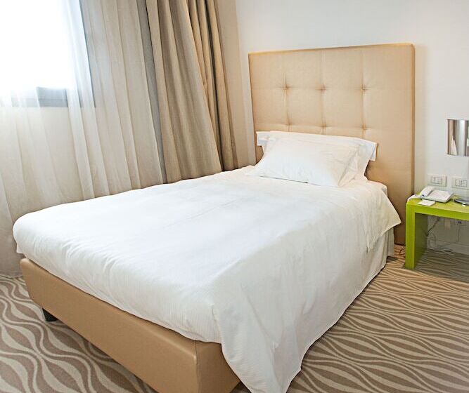 غرفة قياسية فردية, One Hotel & Restaurant