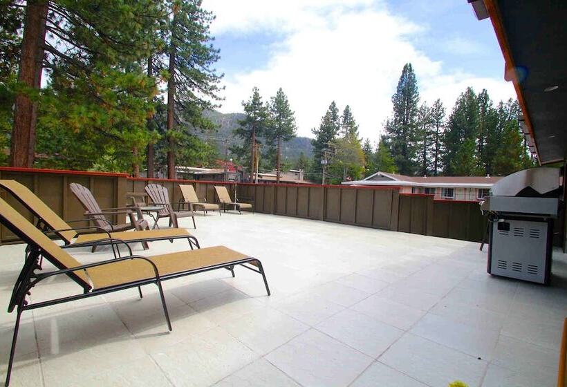 带两个卧室的顶楼公寓, Gondola Lodge