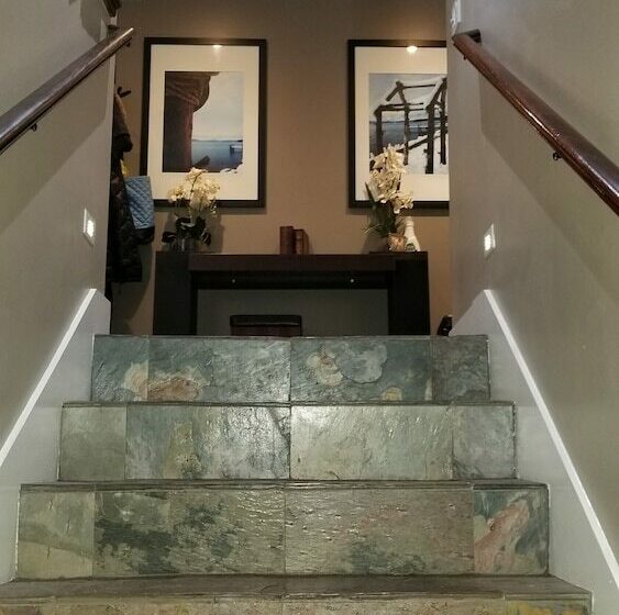 带两个卧室的顶楼公寓, Gondola Lodge