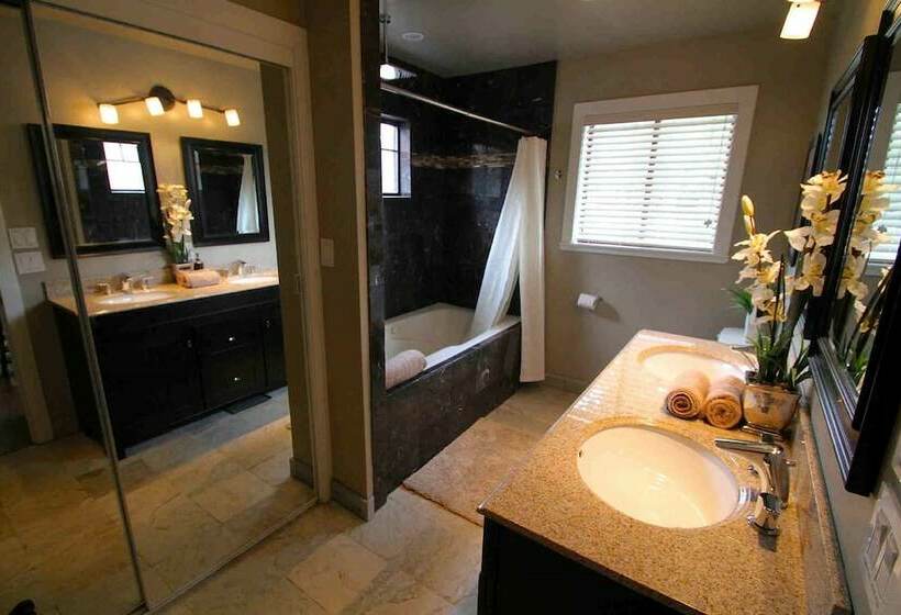 带两个卧室的顶楼公寓, Gondola Lodge