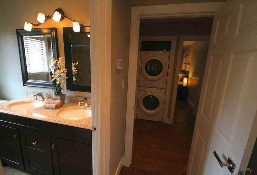 带两个卧室的顶楼公寓, Gondola Lodge