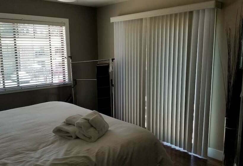 带两个卧室的顶楼公寓, Gondola Lodge