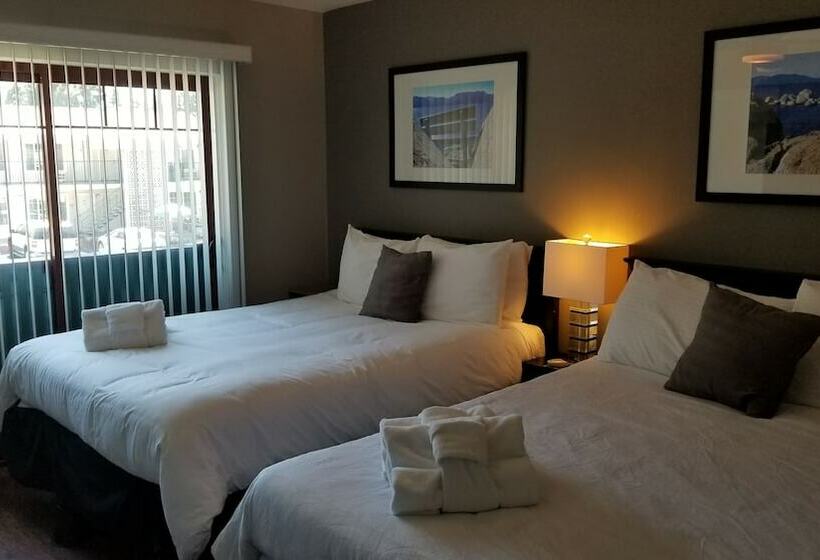 带两个卧室的顶楼公寓, Gondola Lodge