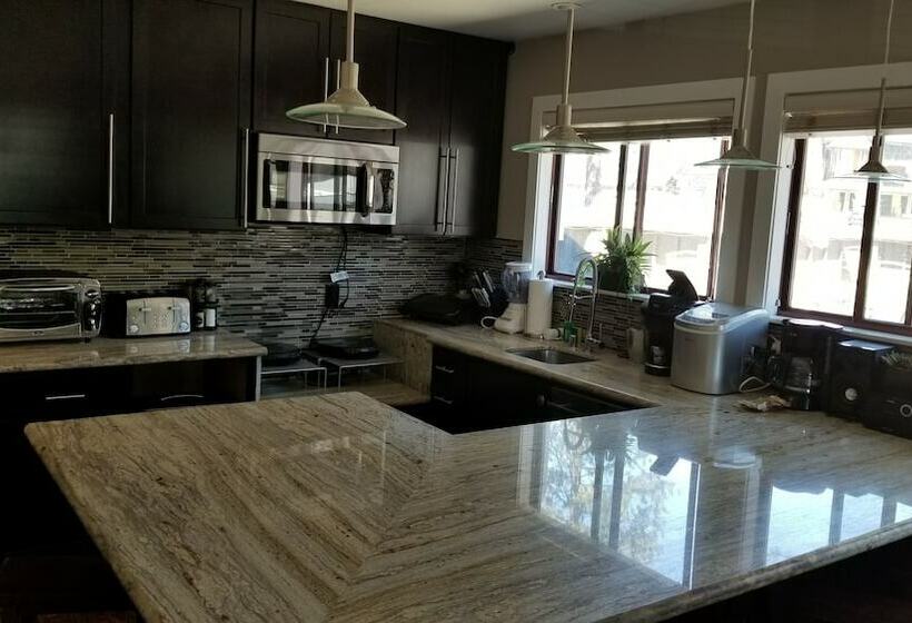 带两个卧室的顶楼公寓, Gondola Lodge