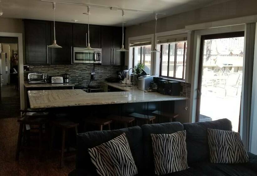 带两个卧室的顶楼公寓, Gondola Lodge