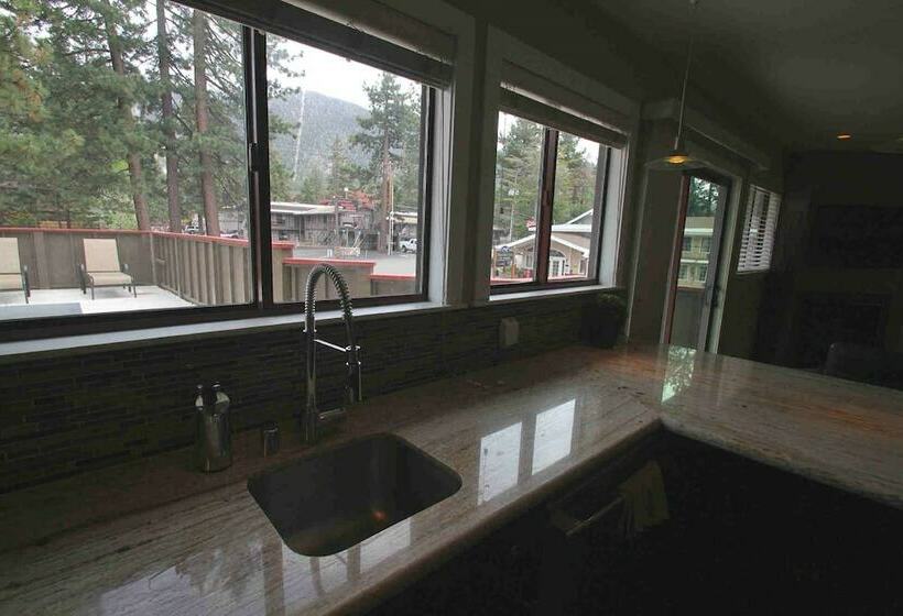 带两个卧室的顶楼公寓, Gondola Lodge