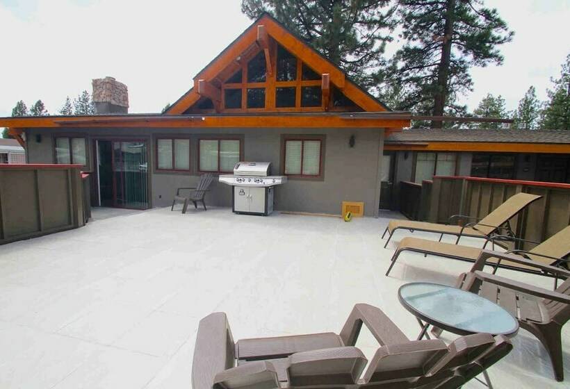 带两个卧室的顶楼公寓, Gondola Lodge