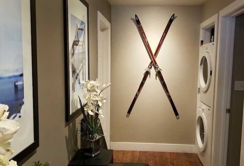 带两个卧室的顶楼公寓, Gondola Lodge