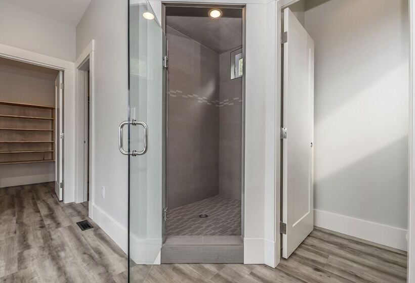 1间卧室的房子, The Lodge On Harrison Lake