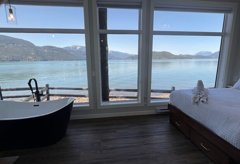 小室, The Lodge On Harrison Lake