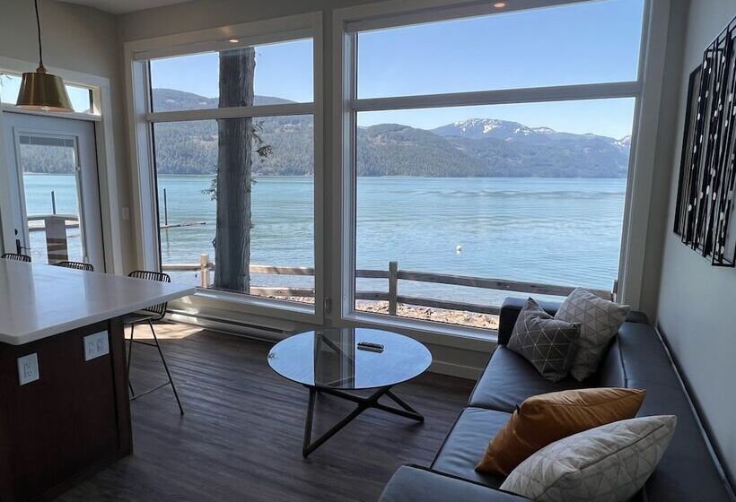 小室, The Lodge On Harrison Lake