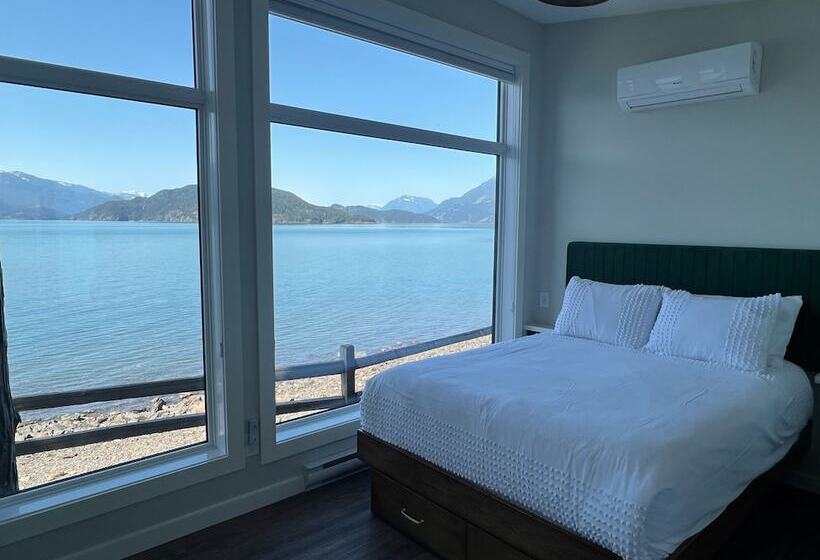 小室, The Lodge On Harrison Lake