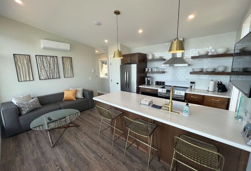 小室, The Lodge On Harrison Lake