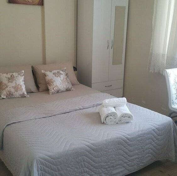 Camera Comfort, Lara Konukevi