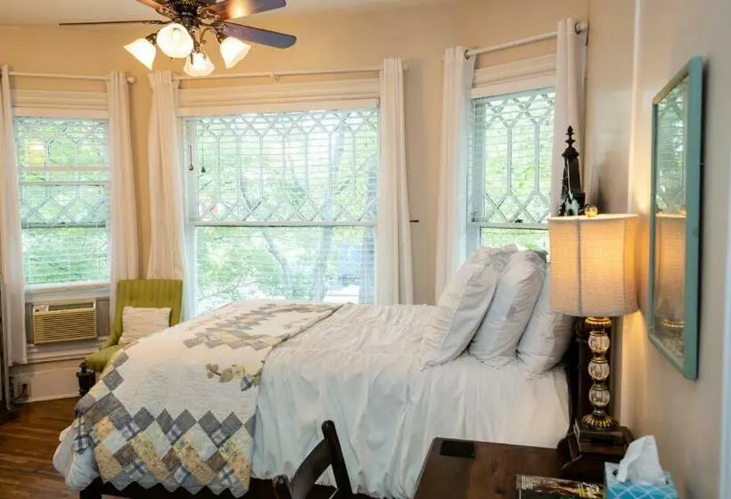 デラックスジュニアスイート, The Charleston Inn Hendersonville Nc