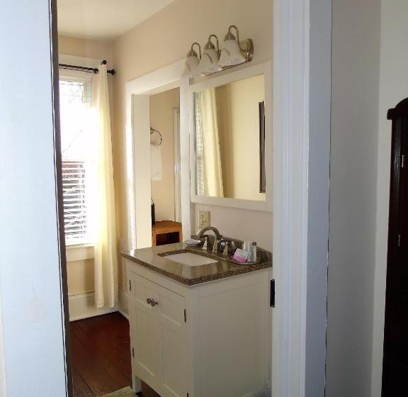 מיטת קינג בסוויטה, The Charleston Inn Hendersonville Nc