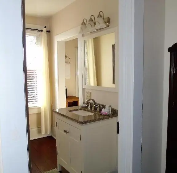 キングサイズベッドのスイートルーム, The Charleston Inn Hendersonville Nc