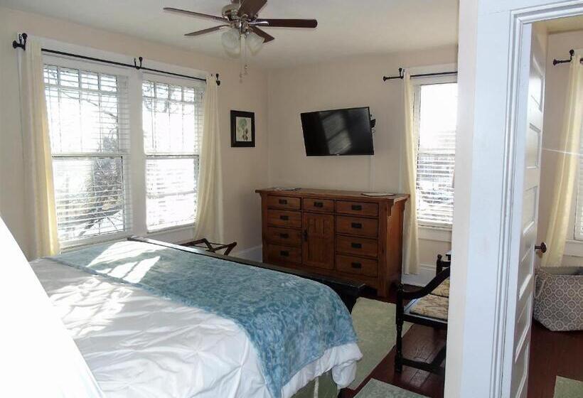 מיטת קינג בסוויטה, The Charleston Inn Hendersonville Nc