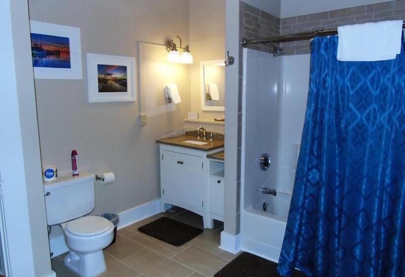 מיטת קינג בסוויטה, The Charleston Inn Hendersonville Nc