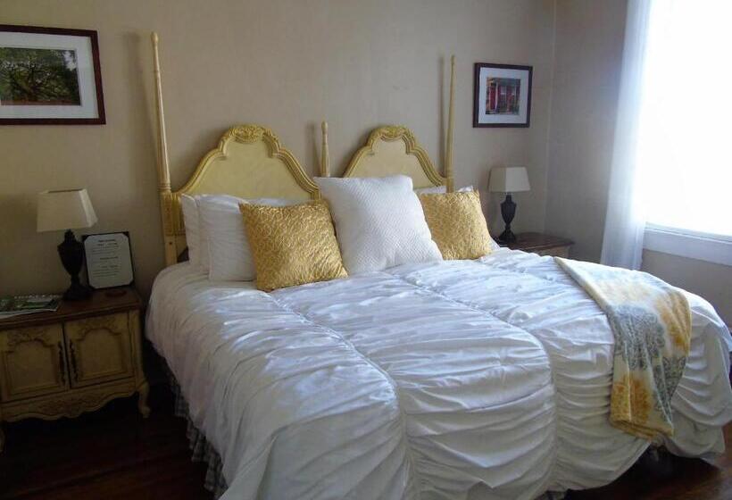 מיטת קינג בסוויטה, The Charleston Inn Hendersonville Nc