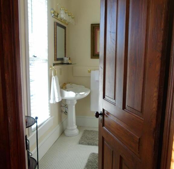 מיטת קינג בסוויטה, The Charleston Inn Hendersonville Nc