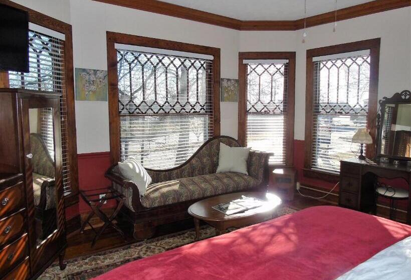 מיטת קינג בסוויטה, The Charleston Inn Hendersonville Nc