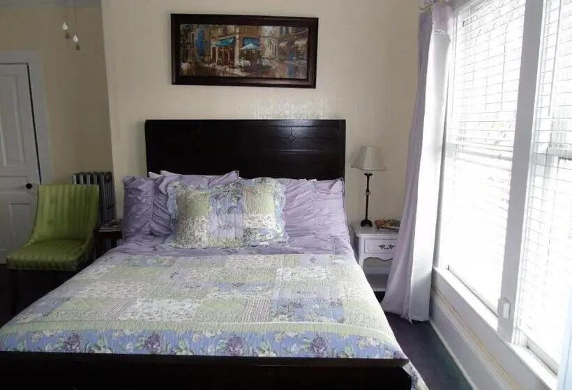 デラックススイート, The Charleston Inn Hendersonville Nc