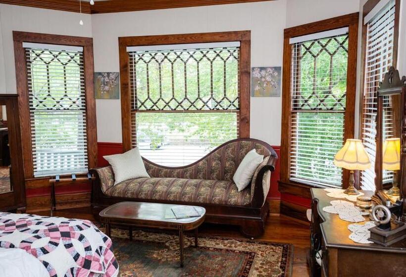 מיטת קינג בסוויטה, The Charleston Inn Hendersonville Nc