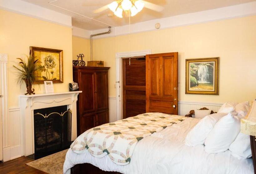 מיטת קינג בסוויטה, The Charleston Inn Hendersonville Nc