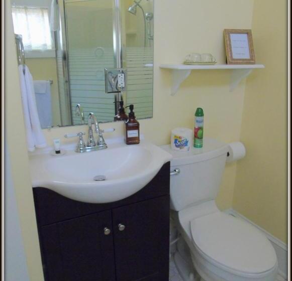 מיטת קינג בסוויטה, The Charleston Inn Hendersonville Nc