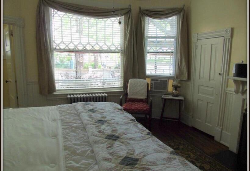 מיטת קינג בסוויטה, The Charleston Inn Hendersonville Nc