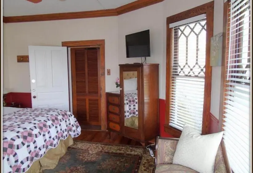 キングサイズベッドのスタンダードルーム, The Charleston Inn Hendersonville Nc