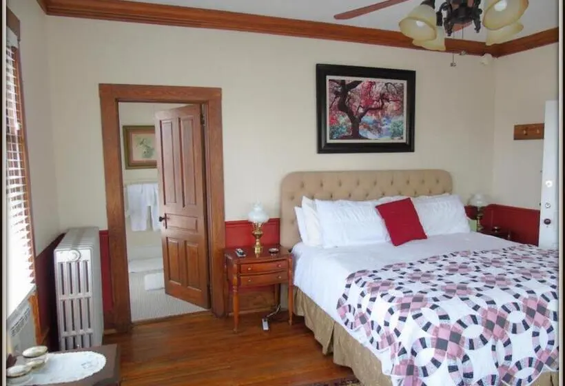 キングサイズベッドのスタンダードルーム, The Charleston Inn Hendersonville Nc