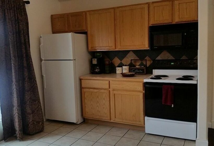 شقة غرفة واحدة, Alaska Haven