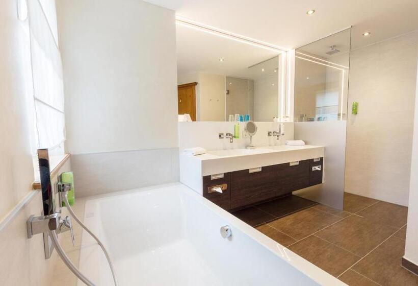 Suite with lake view, Der Birkenhof Spa & Genuss Resort